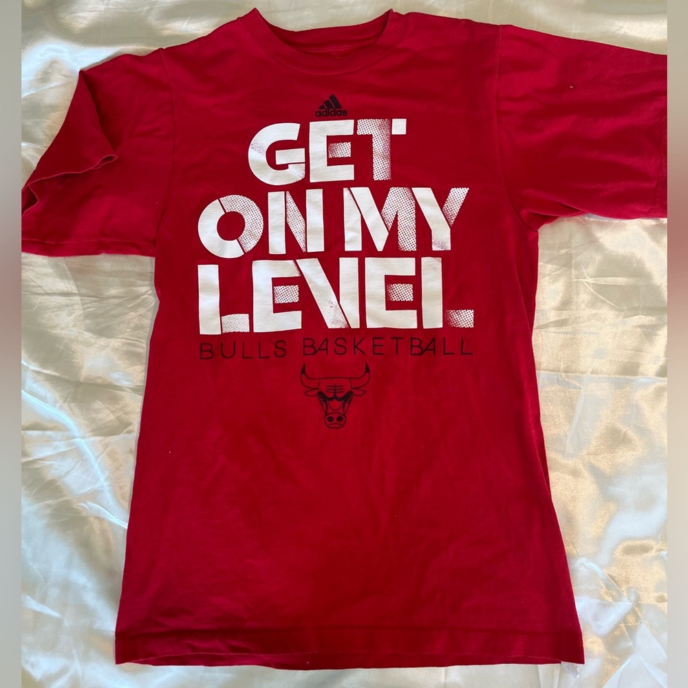 Men's Medium Adidas Chicago Bulls Tee